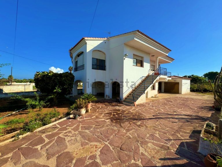 Chalet cu piscină în centrul Deniei (Costa Blanca) – 4 dormitoare, teren 1.300 m² (foto 1)