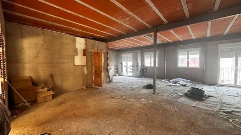 Apartament la roșu, 150 m² în Beneixama (Alicante) – de amenajat (foto 1)