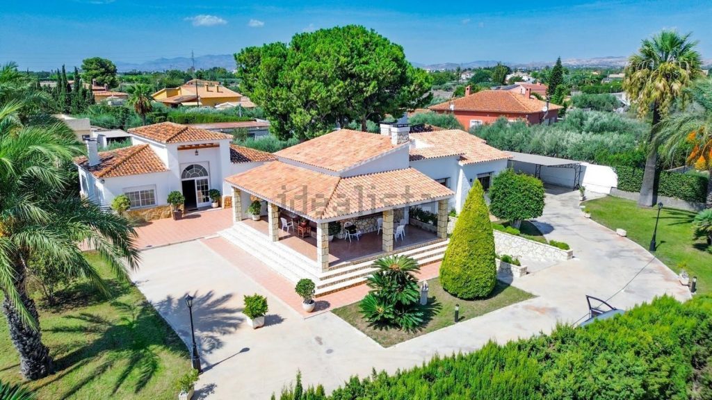 Chalet independent cu piscină și panouri solare în Elche (Alicante) – 5 dormitoare